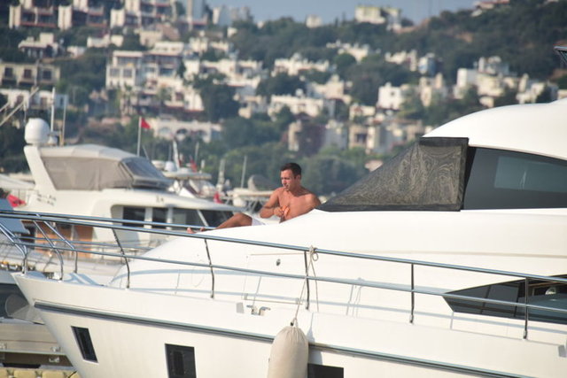 Mustafa Sandal, 5 milyon liraya satın aldığı lüks yatıyla yaz tatilinin keyfini çıkarıyor.