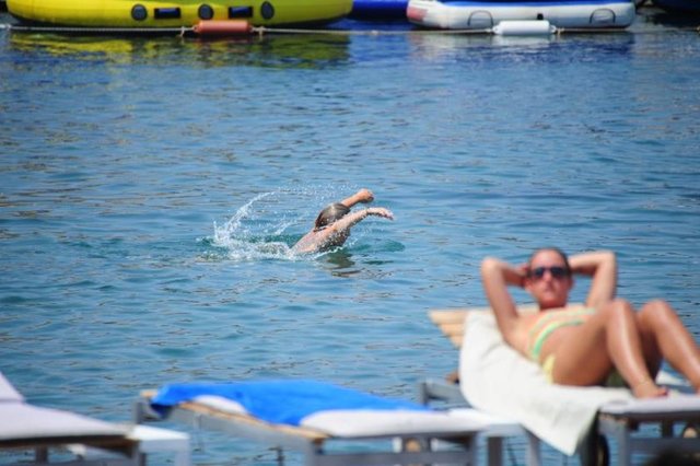 - Oyuncu, önceki gün Yalıkavak Dodo Beach'teydi. Laçin, uzun süre kulaç atarak kondüsyonunun iyi olduğunu kanıtladı.