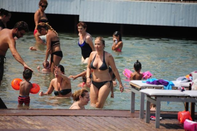 Berna Laçin, eşi Tolga Eşiz ve kızı Ada'yla çıktığı Bodrum tatiline devam ediyor.