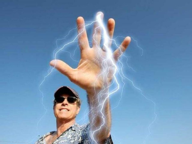 Normal bir insan vücudunda bulunan elektrik 25 Watt'lık bir lambayı dakikalarca yakabilir.