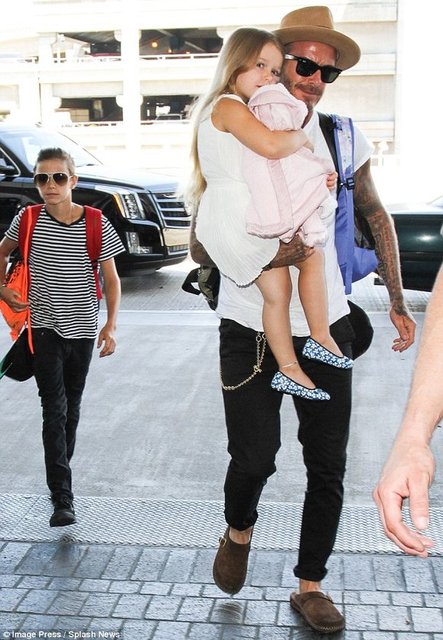 Kollarını iki yana açarak gülümseyen küçük kız resmeden Harper tarafından tasarlanan dövmenin fotoğrafını  - Beckham'ın eşi Victoria  sosyal medya hesabından paylaştı.