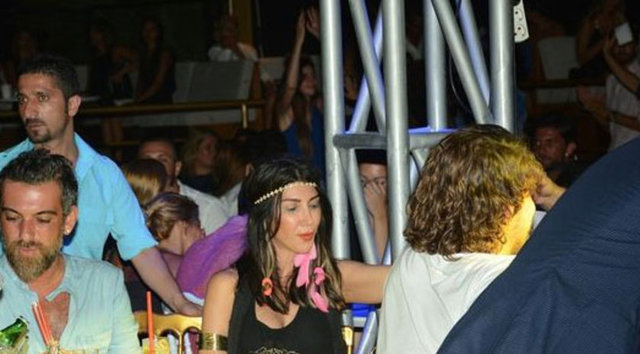 Cem Yılmaz bir ara, "Hande burada mı, gelse de bir şov yapsak" dedi ancak Hande Yener mekânı erken terk edince istediğini yapamadı.