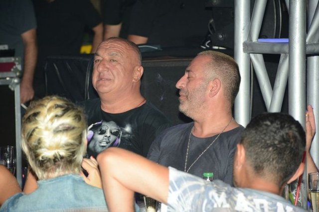 Gece boyunca Duygu, Ozan ve Cem ile bol bol kahkaha atıp eğlendi. Ancak masada Duygu'nun dışında 4 sarışın hanım daha oturuyordu.