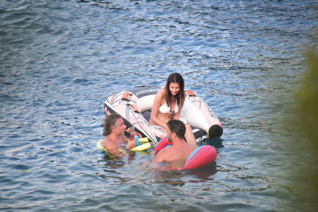 Beyazıt Öztürk'ün sürpriz aşkı Ebru Güzel, Okan Üniversitesi Meslek Yüksek Okulu'nda Pazarlama ve Reklamcılık Bölüm Başkanı olarak görev yapıyor.