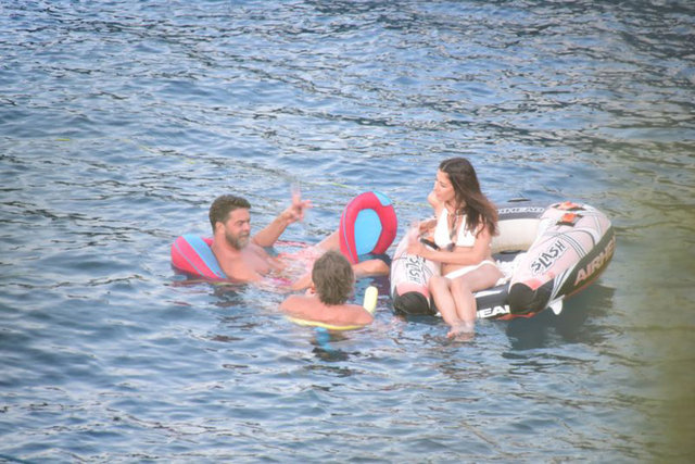 B planı adlı tekneyle Türkbükü açıklarına demirleyen çift, hamburgere ve su yatağına binip saatlerce deniz keyfi yaptı.