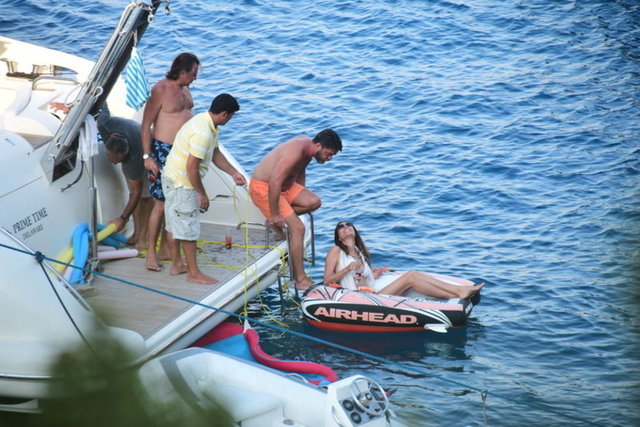 HT MAGAZİN / NURİ ALTUNTAŞ - Beyazıt Öztürk sağ gösterip sol vurdu! Uzun süredir bir avukatla aşk yaşadığı iddia edilen Beyaz, önceki gün Türkbükü'nde eski manken, Yardımcı Doçent Doktor Ebru Güzel'le görüntülendi.