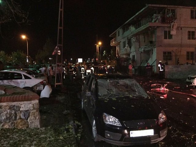Araçtan geriye kalan tek parça patlamanın şiddetini gözler önüne serdi. Patlama sırasında 3'ü polis 10 kişi yaralandı. Olayın ardından olay yeri inceleme ekiplerinin üzerine ateş açıldı.