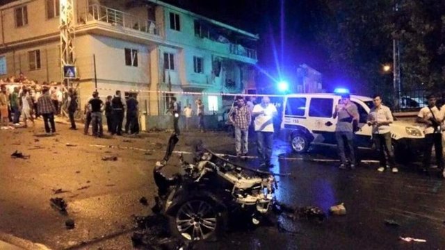 Sultanbeyli'de Fatih Polis Merkezi'ne düzenlenen bombalı saldırıda kullanılan araç paramparça oldu. Araçtan geriye lastiğinin de bağlı olduğu bir parça kaldı. Saldırıyı düzenleyen terörist de parçalandı.