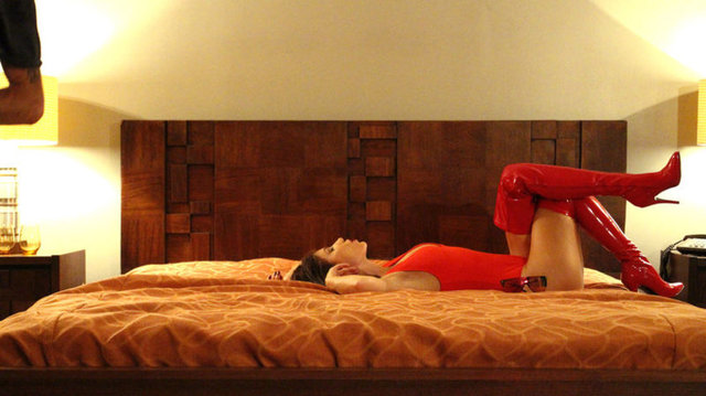 Koray Birand'ın yönettiği klipte Gülşen, kırmızı kıyafeti ve deri çizmeleriyle tutkulu bir kadını canlandırdı.