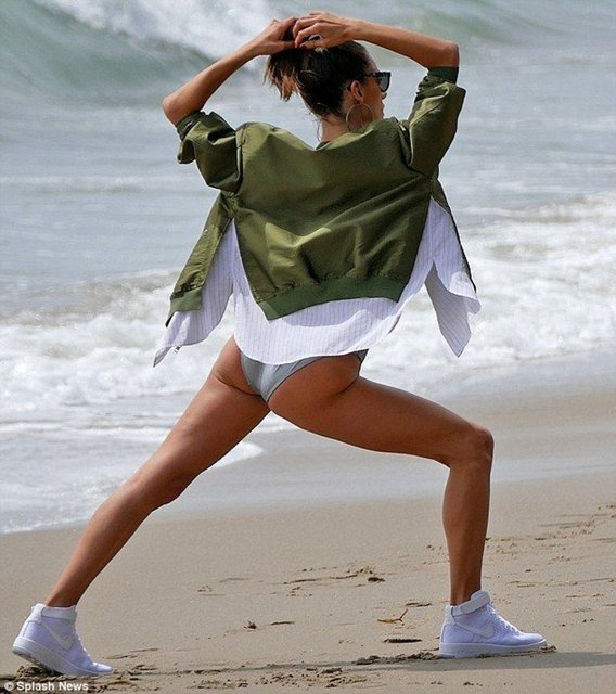 Metalik bikinisiyle objektif karşısına geçen 34 yaşındaki model, Vogue Dergisi'nin İngiltere edisyonu için yapılan çekimde birbirinden cesur pozlar verdi.