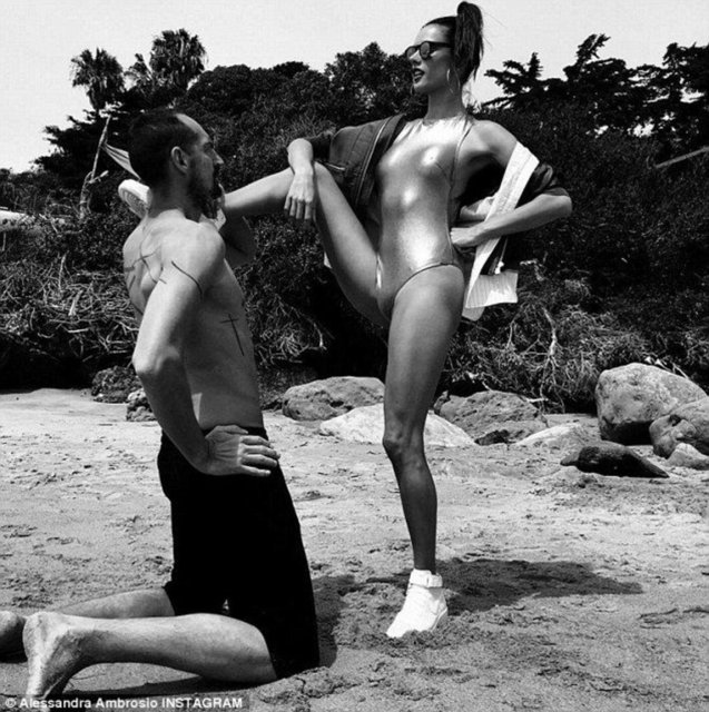 Ambrosio, çekimi gerçekleştiren ünlü fotoğrafçı David Bellemere'yle siyah beyaz bir pozunu da Instagram hesabından paylaştı.