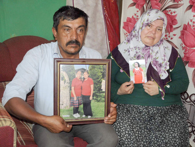 Baba Kam, "Kızımız ölü mü diri mi bilmiyoruz. Yetkililerden yardım bekliyoruz. Kızıma sesleniyorum. Duyuyorsan lütfen bize haber ver. Seni çok merak ediyoruz" diyor.