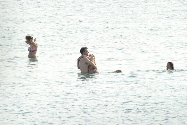 AŞK güzel şey!  - Azra Akın, uzun süredir birlikte olduğu sevgilisi Atakan Koru'yla Çeşme'de romantizmin doruklarına çıktı.