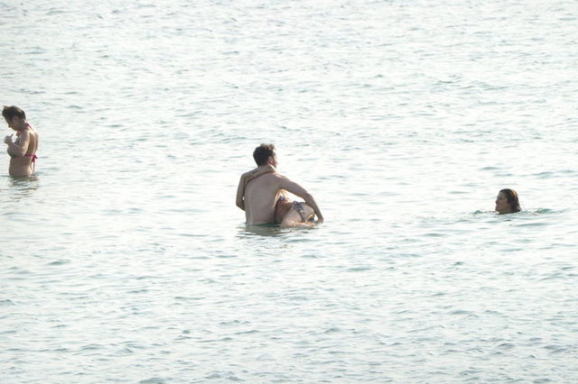 İkili önceki gün Alaçatı'daki Zio Beach'teydi. El ele denize giren çift, bir ara aşka gelip çevredekilere aldırış etmeden öpüştü.