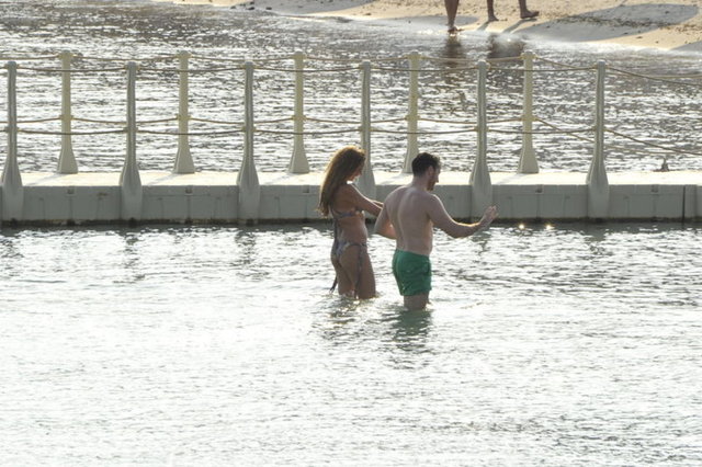 Denizde sohbet edip şakalaşan ikili, sarmaş dolaş mutluluk pozları verdi.