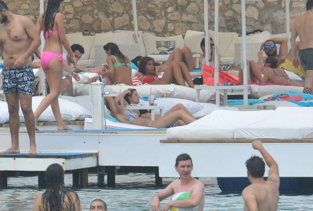 HABERTÜRK MAGAZİN  - 'Kara Ekmek' dizisinde rol alan Özlem Yılmaz, Çeşme'de tatiline devam ediyor.