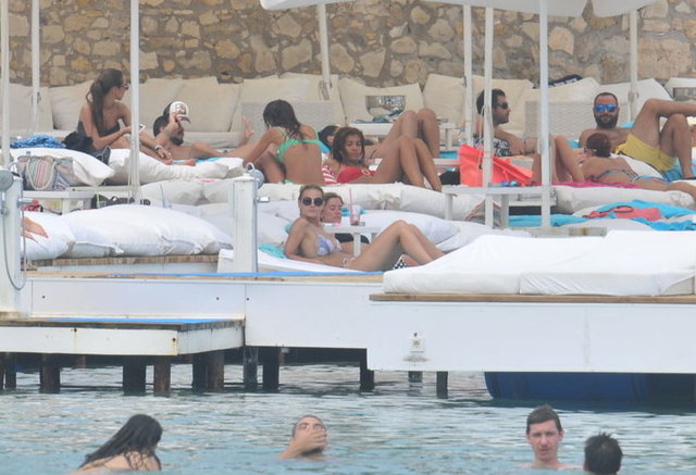 Gün boyu Sole Mare Beach'te güneşlenen güzel oyuncu, yeni sezon öncesi enerji topladı.