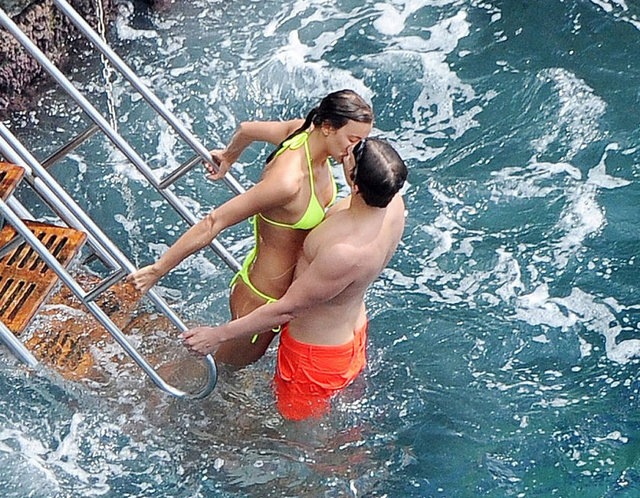 Irina Shayk ile Bradley Cooper, İtalya'nın gözde tatil beldelerinden Amalfi'de tatillerini sürdürüyor. -