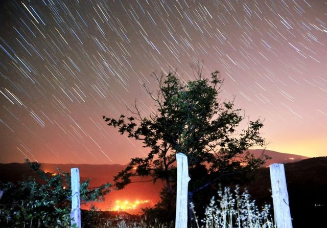 Hava koşullarının uygun olduğu, şehre uzak noktalardan ve ışıksız bölgelerde, Perseid meteor yağmuru Türkiye'de de izlendi.