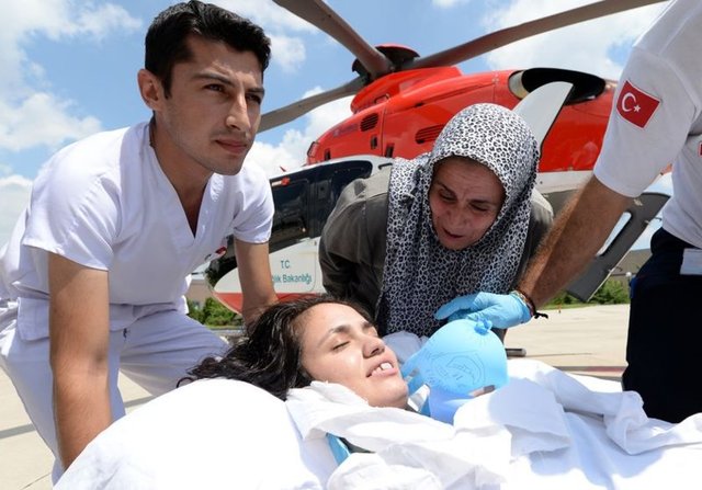 Adımlarını yavaş yavaş atıyor, çok az yürüyebiliyor. Tabii eski sağlığına kavuşması için bir süre daha tedaviye ihtiyacı var" dedi.