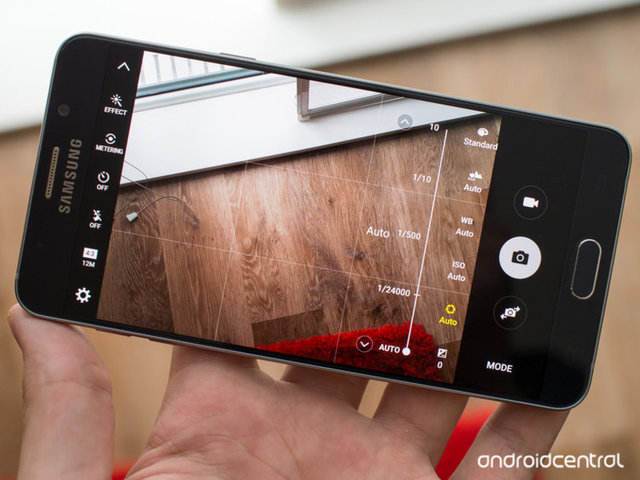 Note 5, Galaxy S6'nın da yazılım anlamında önüne geçiyor ve daha profesyonel fotoğraflar çekmenize ve manuel kontrole imkan veren Pro modunda RAW fotoğraf çekmenize ve deklanşörü ayarlamanıza imkan veriyor
