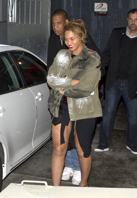 Oldukça kilo alan ünlü yıldız, hamile olduğu dedikodularını yeniden alevlendirdi.