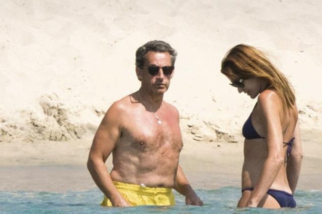 2012'de seçimi kaybedince siyasete ara veren Sarkozy, bu yıl muhalefetteki Cumhuriyetçiler Partisi'nin liderliğine geri dönmüştü.