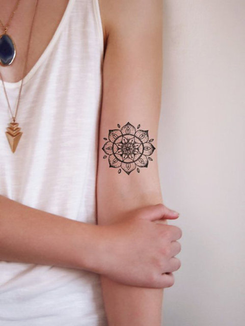 Son derece zarif duran geometrik desenli mandala dövmeler, mistik görünüşleriyle şu sıralar en çok yaptırılan modellerden.