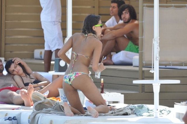 Ayayorgi Koyu'ndaki Marrakech Beach'te görüntülenen sevgililer, gün boyu güneşlendi.