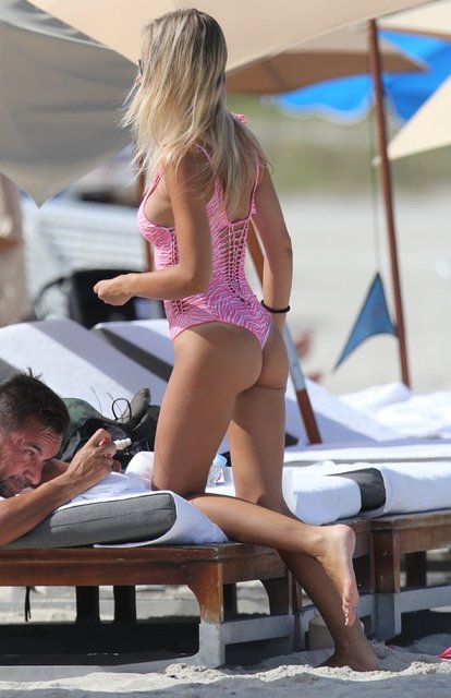 Cremaschi erkek arkadaşı Andrea Perone ve arkadaş grubu ile Miami sahillerinin tadını çıkarıyor.