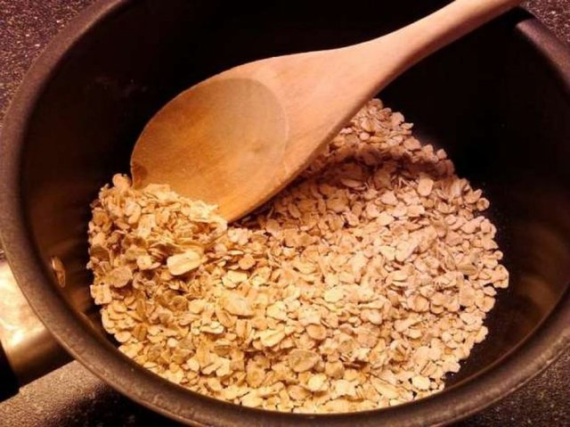 Yulaf ezmesi: Düşük kalorili ve tok tutucudur. İçerisinde B komplex vitaminler, protein, yağ ve mineraller vardır. Özellikle kan şekerini dengeleyici özelliği sebebi ile kan şekeri olanla düşüklüğü ve diyabet hastalarında tüketilmesi önerilir.