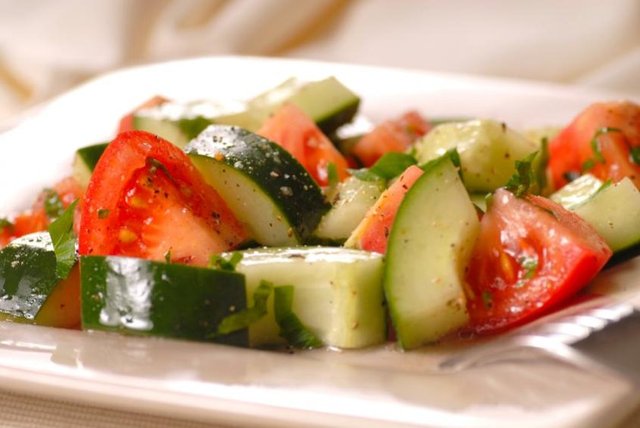 Güneşin yüksek ışınlarına karşı cildi besleyen vitamin ve mineralleri içerir. Salatalık da A ve C vitamini açısından zengindir. Kabuğunu yıkayıp kabuğu ile yemekte fayda var. Özellikle içeriğindeki lif hem şekeri dengeler hem de sindirime iyi gelir.