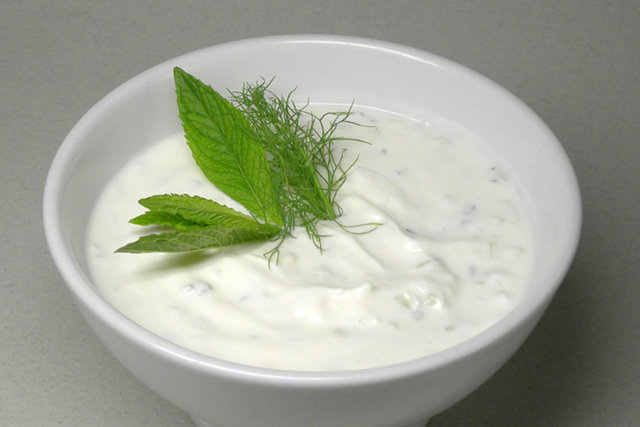 Bağırsak florası için yoğurttaki asidik süt bakterileri çok gereklidir. Yapılan çalışmalar sonucu yoğurt gibi mayalanan süt ürünlerinin insan sağlığı üzerine olumlu etkide bulunduğu belirlenmiştir.