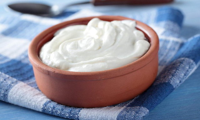 Yoğurt, kalsiyumdan dolayı sadece kemik ve dişler için değil, içeriğindeki magnezyum ve potasyumdan dolayı kas fonksiyonları ve sinir iletiletimleri için önemlidir. Potasyum diğer taraftan vücuttaki su, asit ve baz dengesi içinde gereklidir.