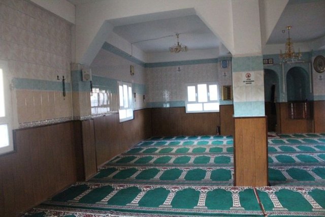 Cami içi ve çevresinde yapılan incelemede, üstü seccade ile örtülü çok sayıda roketatar, uzun namlulu silah, bu silahlara ait mermi, molotofkokteyli ve örgütsel doküman ele geçirildi.