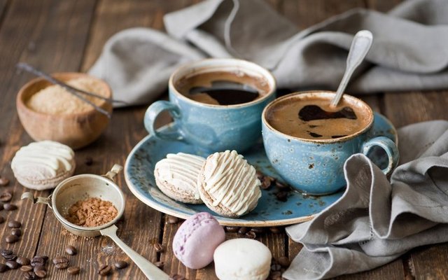 Kahve içmek için en doğru zaman öğleden sonra. Öğle yemeği üzerine bir fincan kahve içerek hem öğle tatili rehavetinden kurtulabilir hem de zihninizi açabilirsiniz.