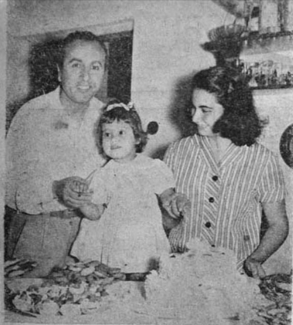 'O senin baban yaşında' diyerek karşı çıktı. Anneme aldırmadım ve 18'ime girdiğim gün Faruk Kenç'le evlenmeye karar verdim. Annem çok üzülmüştü."