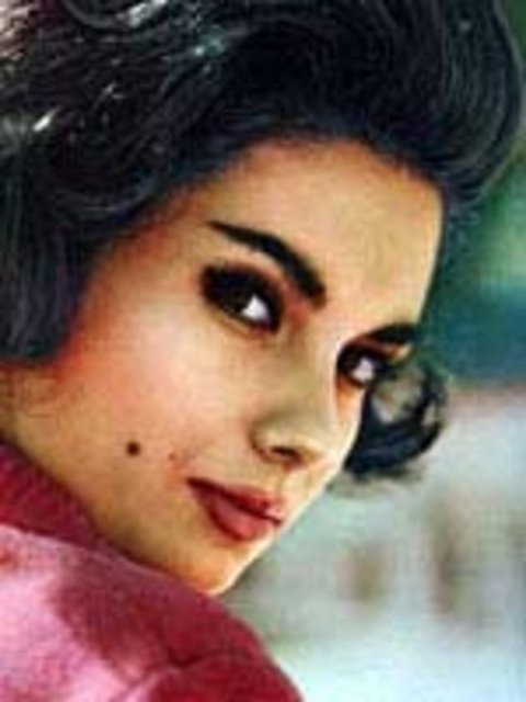 Belgin Doruk - Faruk Kenç - Belgin Doruk, sinemaya geçmeden önce 1953 Türkiye İkinci Güzeli seçildi.