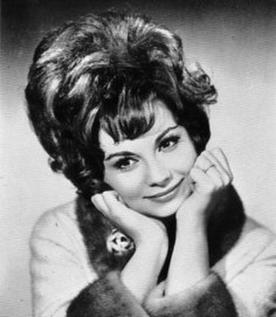 Kenç, 54 yaşındaydı. Belgin Doruk o yılları şöyle anlatıyordu: - "Annem mesleğimi sürdürmem şartıyla biriyle evlenmemi istiyordu. Faruk Kenç'le evlenebileceğimi söyleyince annemin yüreğine inecekti.