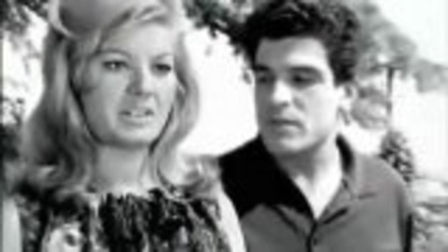 Köksal'ın aşkı, Anadolu Çocuğu (üstte) ve Kimse Fatma Gibi Öpemez filmlerinde başrol oynadığı İzzet Günay'dı. Köksal, içini Çolpan İlhan'a döktü. Önce Çolpan İlhan, sonra Ediz Hun ricacı oldular. İzzet Günay tedirgindi. Sevgili eşi İpek Hanım'a ne diyecek