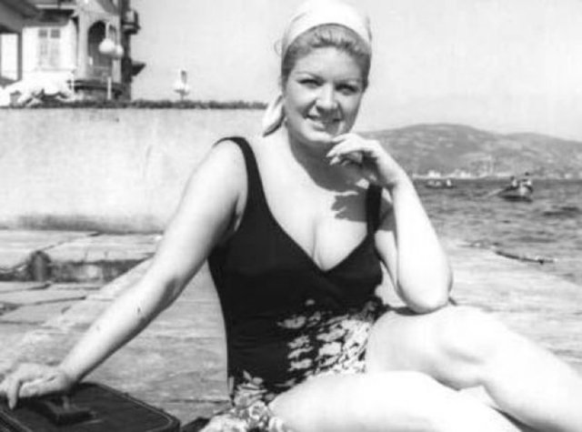 Zor günler yaşayan İzzet Günay'ın imdadına "Hadi kalk, hastaneye gidiyoruz" diyen eşi İpek Hanım yetişti. Neriman'ın yattığı Surp Agop Hastanesi'ndeki oda o gün kalabalıktı. Çolpan İlhan, herkesi dışarı çıkardı. Neriman, büyük aşkıyla baş başa kaldı.