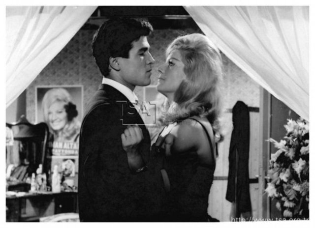 Neriman Köksal - İzzet Günay - Neriman Köksal, 1999'da hayata gözlerini yummadan önce yüreğinde gizli kalan aşkın kahramanı olan erkeği son kez görmek için hastane odasına davet etti. Bu onun son arzusuydu.