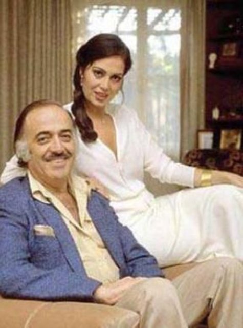 19 yıllık büyük aşkı Türkan Şoray'a sevda dolu kartlar yollayan Adlı, ondan önce aynı aşk sözcüklerinin yer aldığı kartları Nebahat Çehre'ye de yolladı.