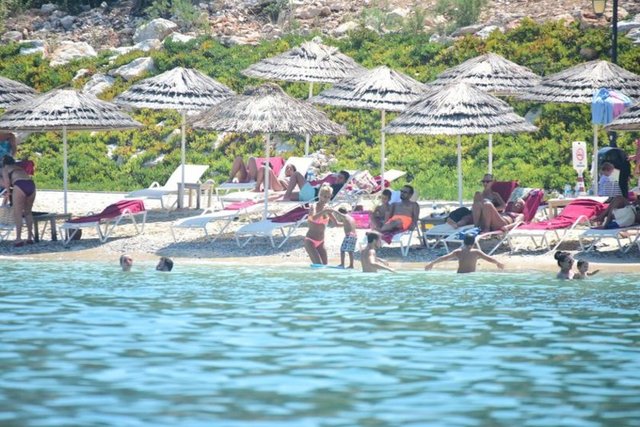 Altuğ, gazetecileri beach görevlilerine şikâyet etti.