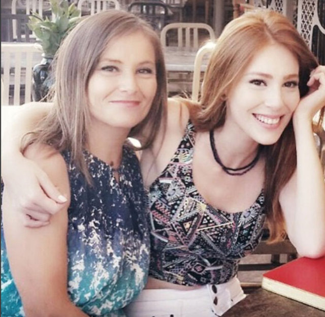 Elçin Sangu annesiyle birlikte yer aldığı fotoğrafı Insragram sayfasında paylaştı. Elçin Sangu'nun 'Anne anne anneciğimmm' notuyla yayınladığı fotoğraf kısa sürede binlerce kişi tarafından beğenildi.