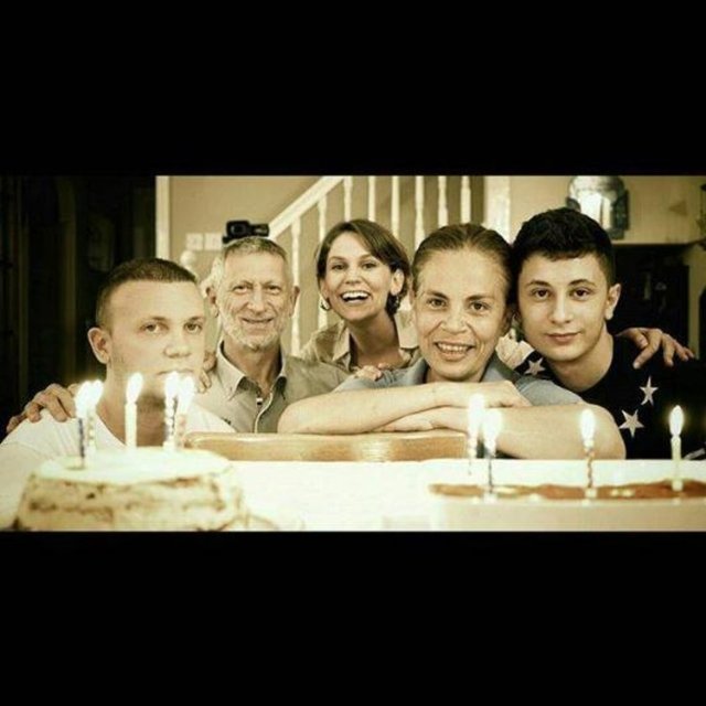 Ünlü oyuncu Farah Zeynep Abdullah 26. yaşını ailesiyle kutladı. Abdullah, doğum gününden kareleri sosyal medyada paylaştı.