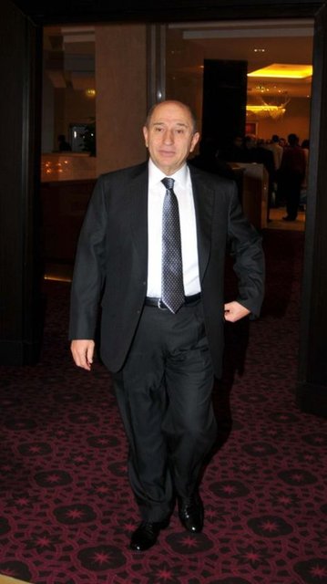 NİHAT ÖZDEMİR