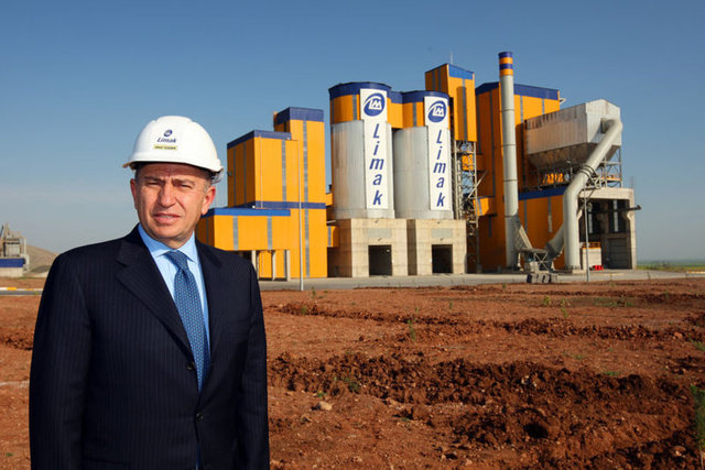 NİHAT ÖZDEMİR