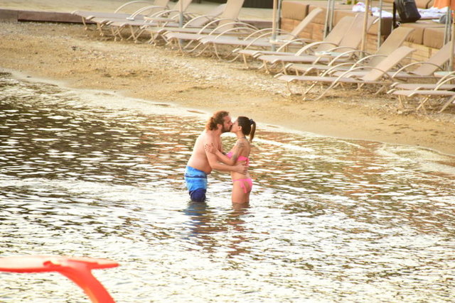 Popçu önceki gün Yalıkavak'ta öpüşürken görüntülendiği sevgilisiyle şakalaşırken genç kadını düşürüp dizini yaraladı.