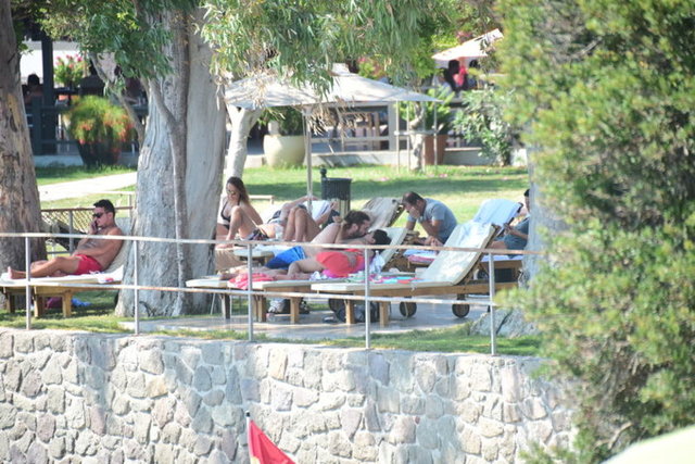 Halil Sezai ve sevgilisi kavga öncesi romantik dakikalar geçirdi.